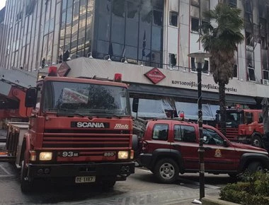 Παρανάλωμα η Εφορία στο κέντρο της Λάρισας - 32 πυροσβέστες με 13 οχήματα στο σημείο (φωτό, βίντεο)